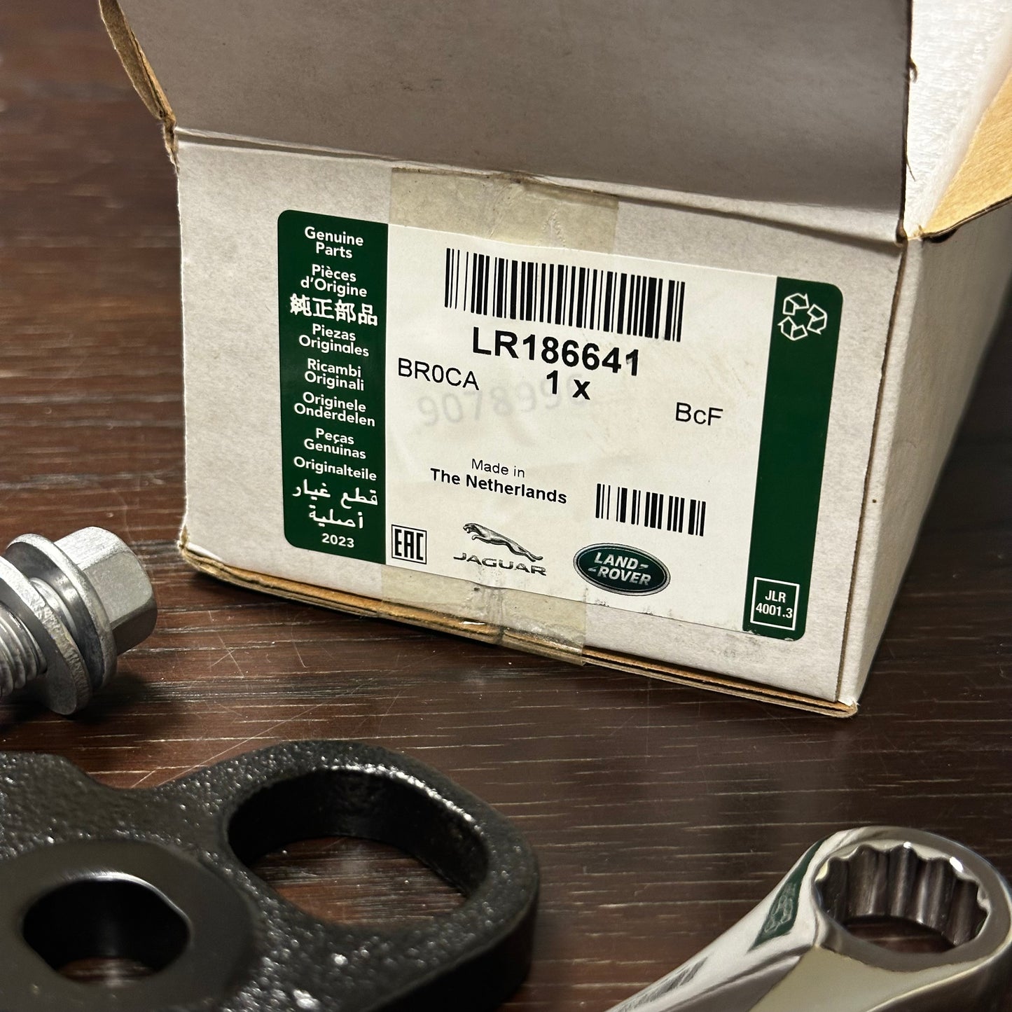 DETACHABLE TOWBAR BRACKET