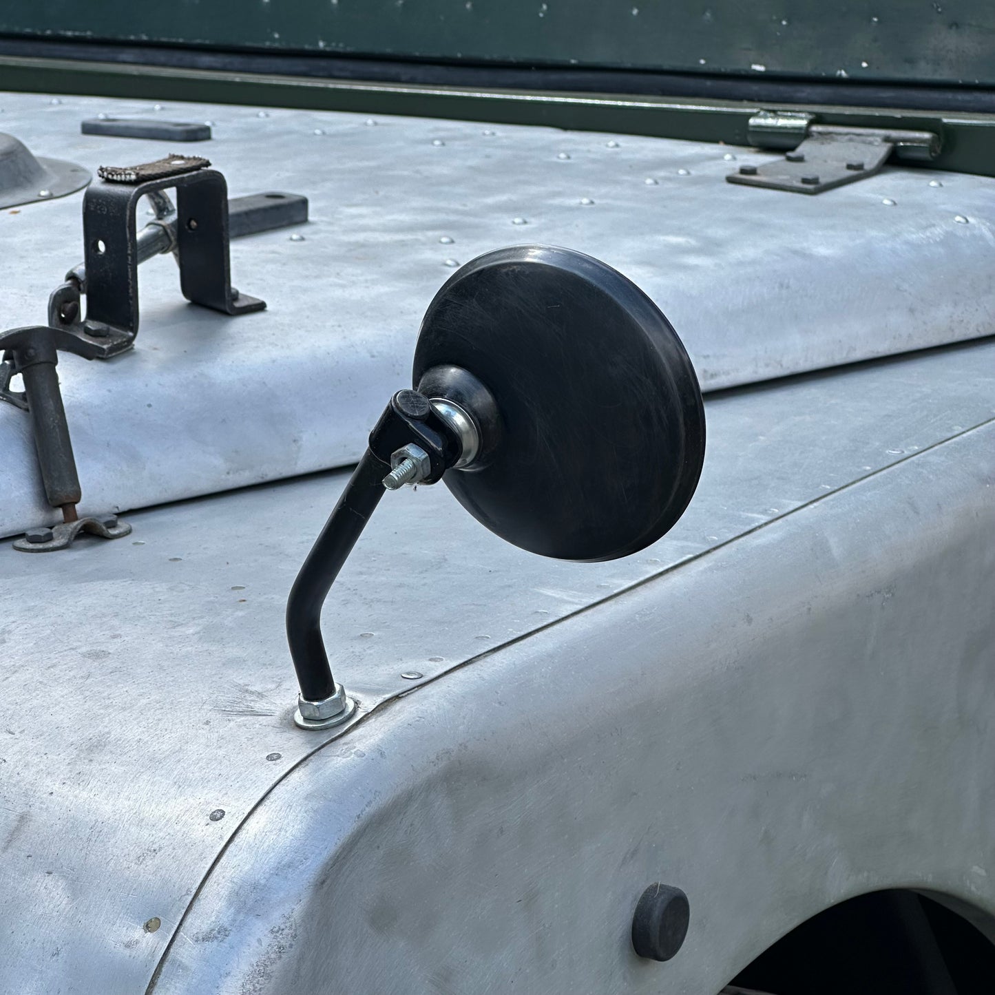 ROUND MIRROR WITH ARM